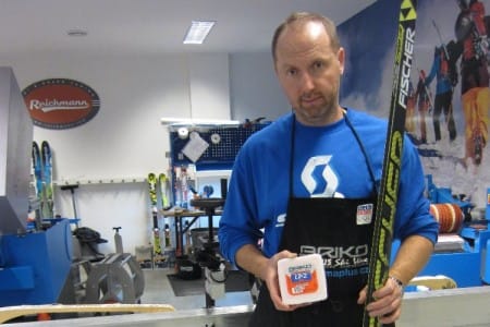 Příprava běžeckých lyží na skluz před závodem