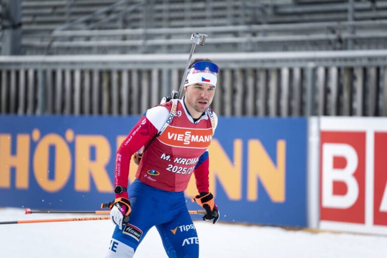 Biatlonisté dnes jedou individuální závod na 20 km: startovní listina a časy